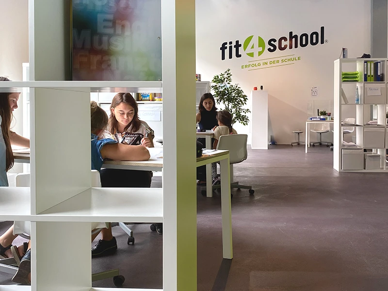 Blick ins Lerncenter mit fit4school-Schriftzug