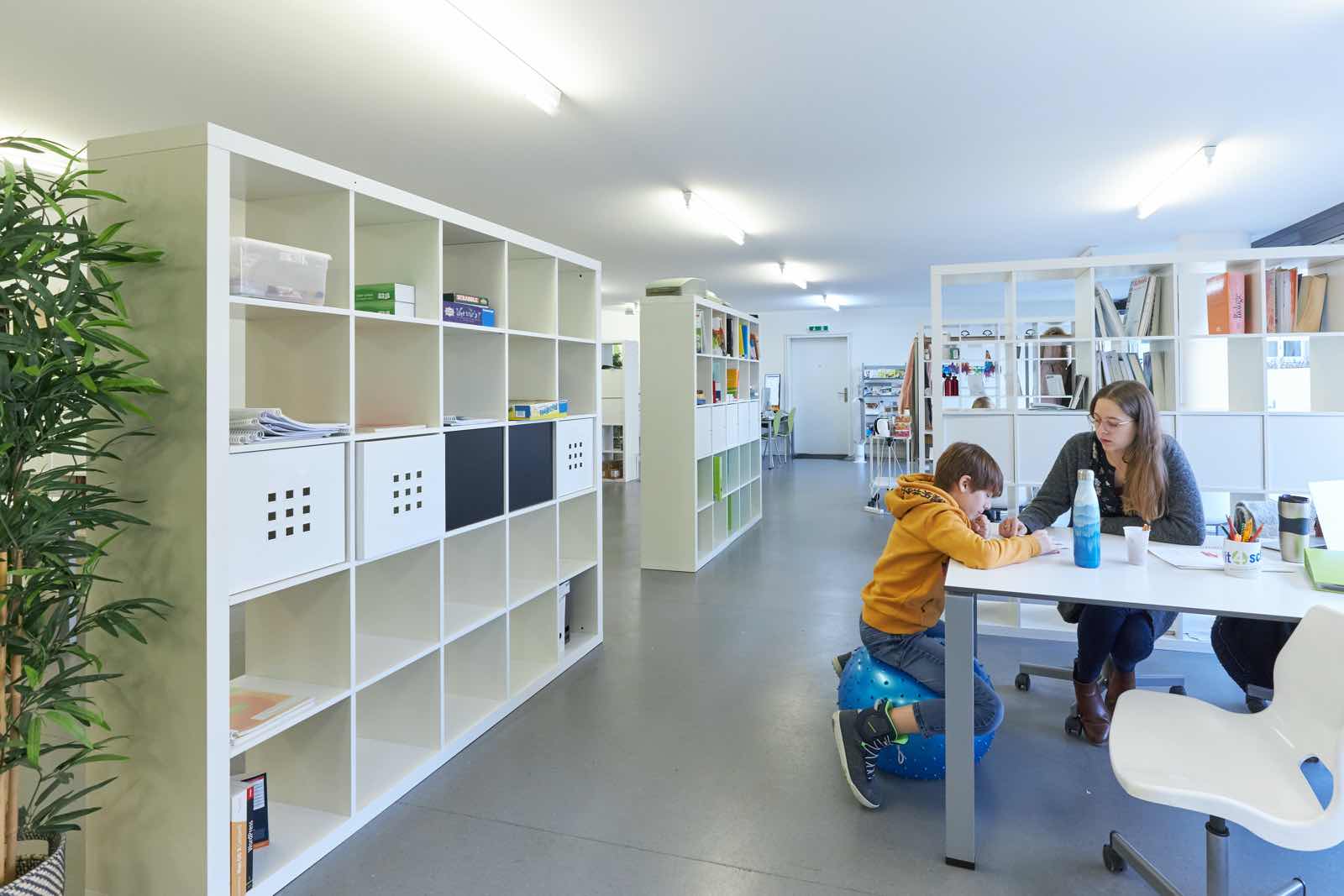 Lerncoaching: Lernbegleiterin arbeitet mit einem Kind