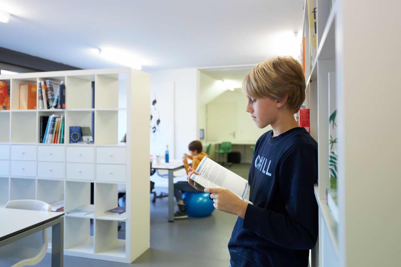 Schüler liest im Lerncenter