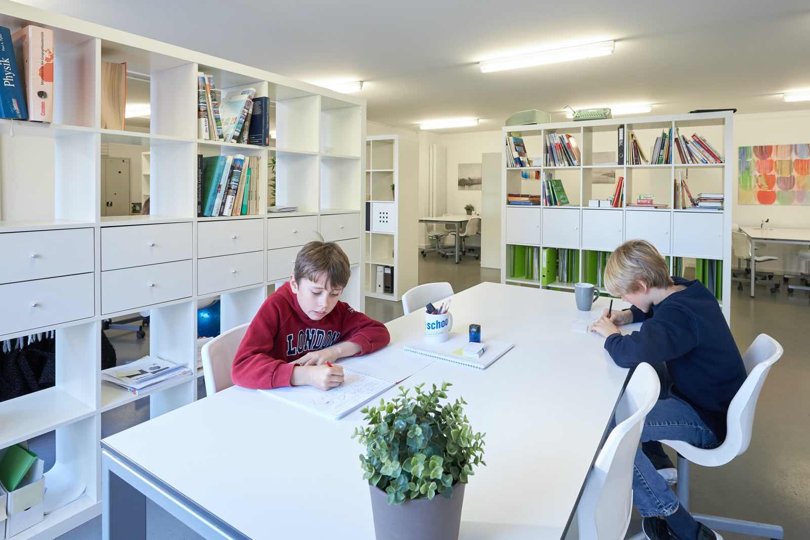 Zwei Schüler arbeiten am Tisch im Lerncenter